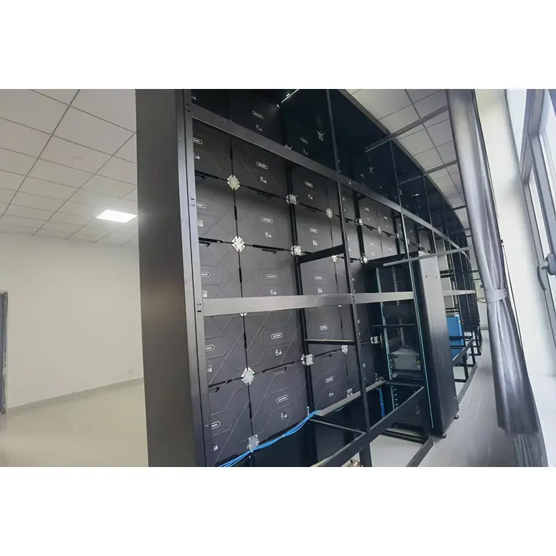 Mobilna omarica z ukrivljenim LED zaslonom